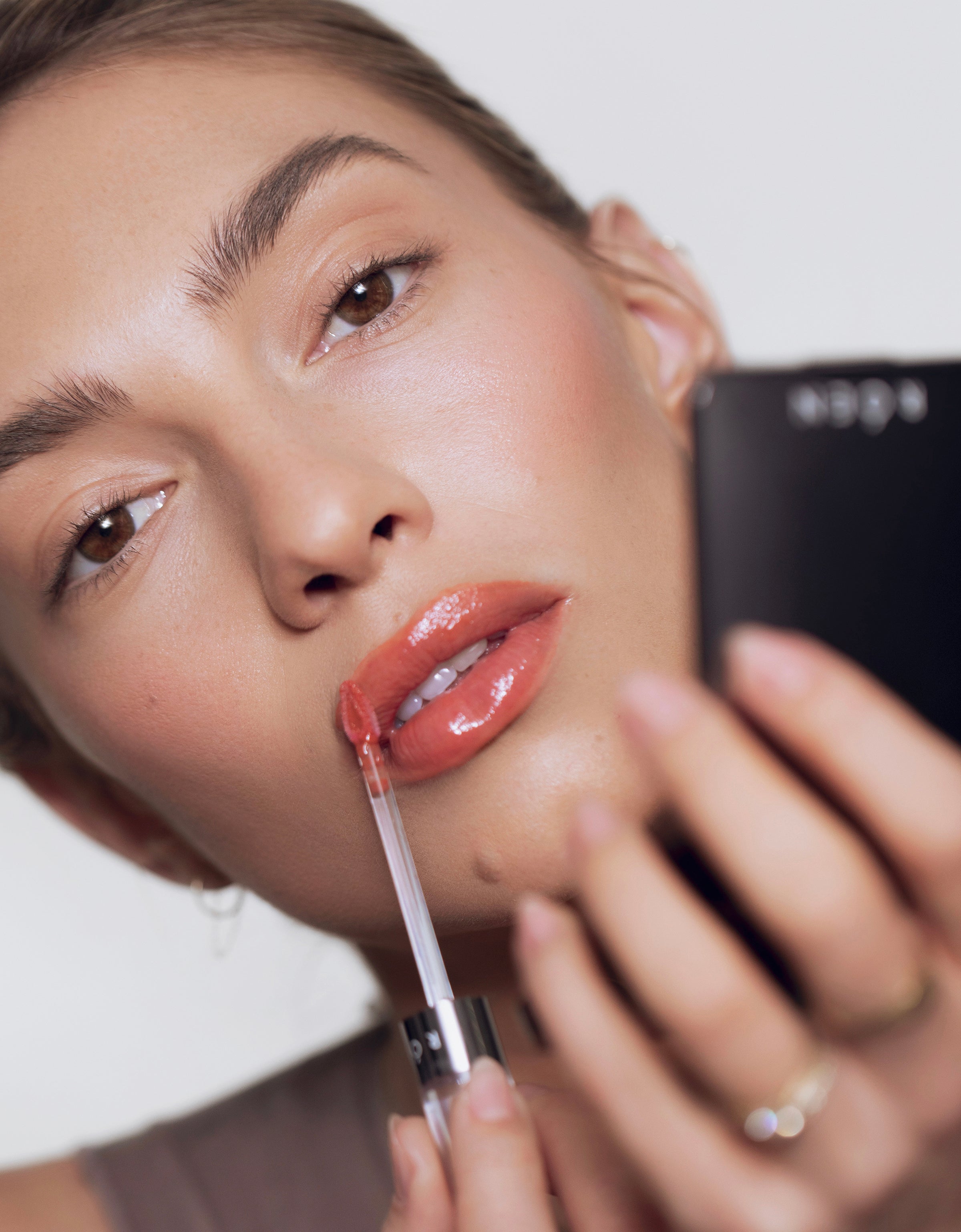 ROEN Kiss My Flüssiger Lippenbalsam – Vegan, Nicht Klebrig, Mit Mango-Öl, Im Shade BOWIE (Nude Rosa)